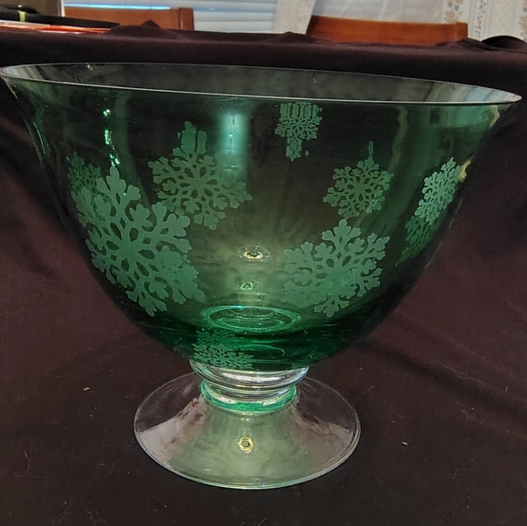 Vintage 1960's Green Glass Footed Bowl with Etched Snowflakes - Picture 7 of 7